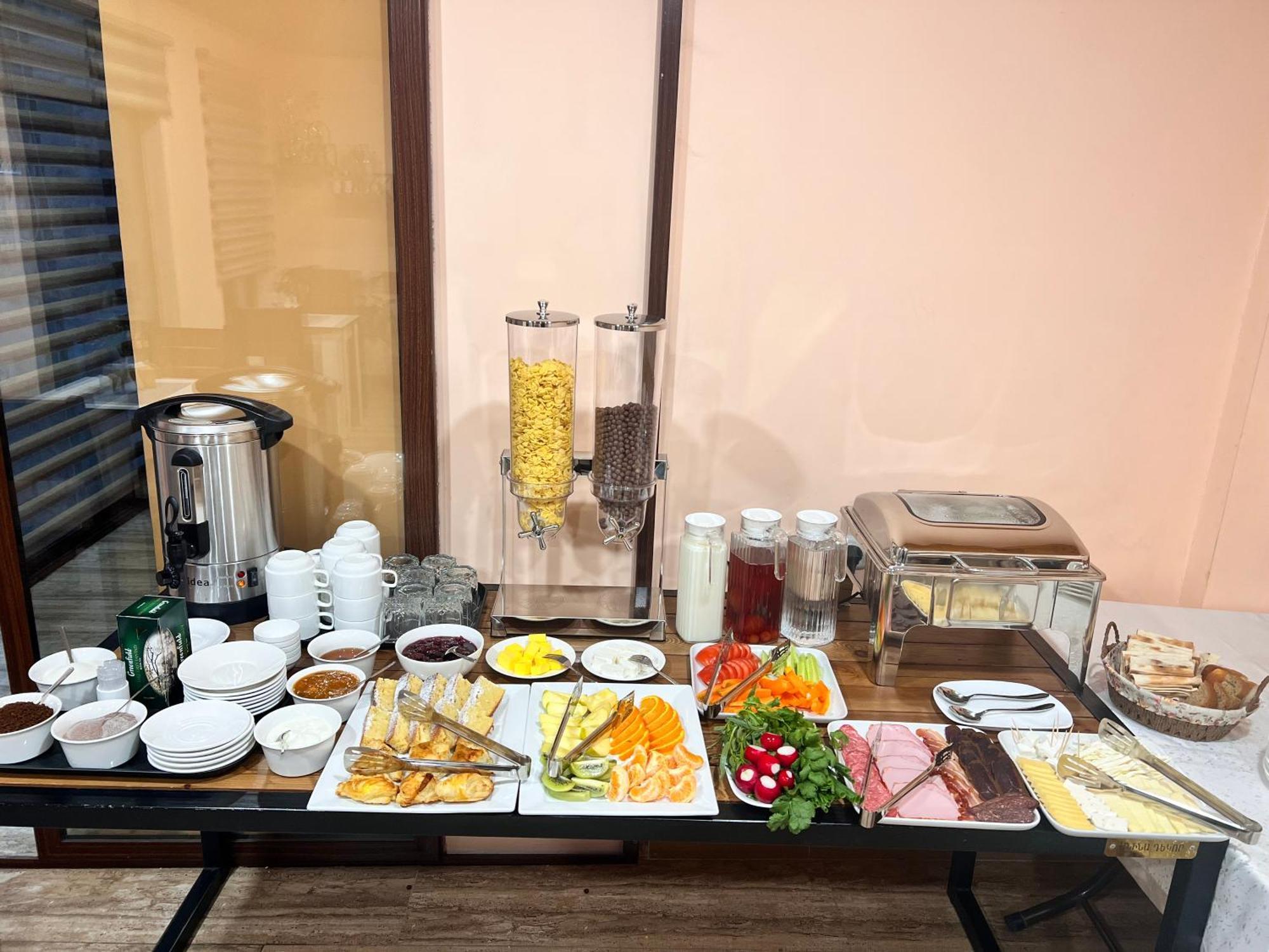 Marnar Hotel Yerevan Bagian luar foto